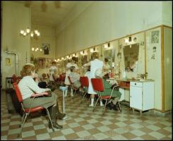 1985 Budapest, Állami Fodrászatok, belső felvételek, 13 db professzionális minőségű, szabadon felhas...