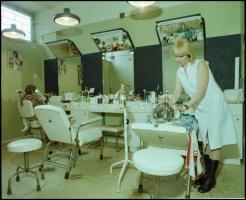 1985 Budapest, Állami Fodrászatok, belső felvételek, 13 db professzionális minőségű, szabadon felhas...