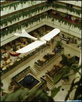 1985 Budapest, Atrium Hotel belső tere repülőgéppel, 9 db professzionális minőségű, szabadon felhasználható, vintage negatív, 6x7 cm