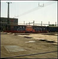 1985 Budapest, MÁV Járműjavító építése és belső tere, 12 db professzionális minőségű, szabadon felha...