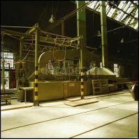 1985 Budapest, MÁV Járműjavító építése és belső tere, 12 db professzionális minőségű, szabadon felha...