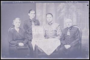 Katonák kitüntetésekkel, Mosonyi Antalné (?-?) kiskunfélegyházi fényképész műtermében, különféle idő...