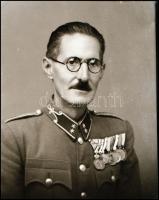 Katonák kitüntetésekkel, Mosonyi Antalné (?-?) kiskunfélegyházi fényképész műtermében, különféle idő...