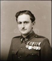 Katonák kitüntetésekkel, Mosonyi Antalné (?-?) kiskunfélegyházi fényképész műtermében, különféle idő...