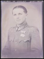 Katonák kitüntetésekkel, Mosonyi Antalné (?-?) kiskunfélegyházi fényképész műtermében, különféle idő...