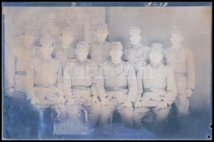 Katonák Mosonyi Antalné (?-?) kiskunfélegyházi fényképész műtermében, különféle időpontokban készült...