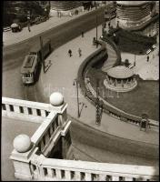 cca 1933 Kinszki Imre (1901-1945) budapesti fotóművész hagyatékából vintage negatív (19-es villamos az Erzsébet híd budai hídfőjénél), 6x6 cm