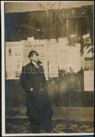 cca 1937 Kinszki Imre (1901-1945) budapesti fotóművész hagyatékából jelzés nélküli, vintage fotó (Plakátok előtt), 8,4x5,6 cm