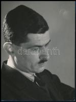 cca 1933 Kinszki Imre (1901-1945) budapesti fotóművész hagyatékából jelzés nélküli, vintage fotó (Önarckép), 11,8x8,8 cm