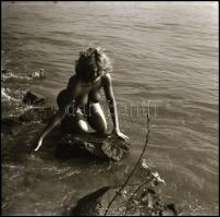 Akt felvételek, amelyek különféle időpontokban és változó helyszíneken készültek, 8 db vintage negat...