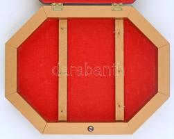 Tükrös kulcstartó szekrényke, 29×22,5 cm