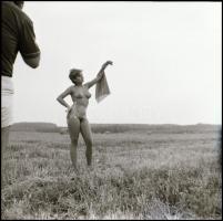 cca 1988 Huncutok és csábítók, szolidan erotikus felvételek, 7 db vintage negatív + 1 db mai nagyítá...