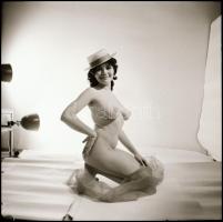 cca 1988 Huncutok és csábítók, szolidan erotikus felvételek, 7 db vintage negatív + 1 db mai nagyítá...