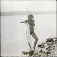 cca 1984 Szép leányok, szép emlékek szolidan erotikus felvételek, 6 db vintage negatív + 2 db mai na...