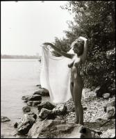 cca 1982 Figurázó lányok, szolidan erotikus felvételek, 8 db vintage negatív + 1 db mai nagyítás, am...