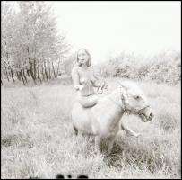 cca 1982 Figurázó lányok, szolidan erotikus felvételek, 8 db vintage negatív + 1 db mai nagyítás, am...