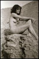 cca 1977 Kettesben a fotómodellel, szolidan erotikus felvételek, 34 db vintage negatív Marinkay Istv...