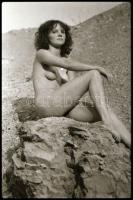 cca 1977 Kettesben a fotómodellel, szolidan erotikus felvételek, 34 db vintage negatív Marinkay Istv...