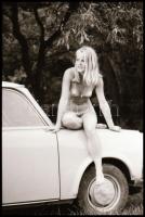 cca 1975 Természetes szépség, természeti környezetben, szolidan erotikus felvételek, 31 db vintage n...