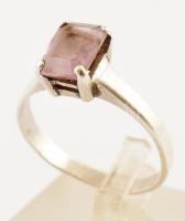 Ezüst(Ag) gyűrű, lila kővel, jelzett, kis deformációval, méret: 53, bruttó: 2,4 g