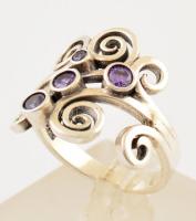 Ezüst(Ag) indamintás gyűrű, lila kövekkel, jelzett, méret: 52, bruttó: 4,5 g