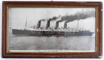 cca 1930 RMS Mauretania, fotó, feliratozva, üvegezett fa keretben, 13×25,5 cm