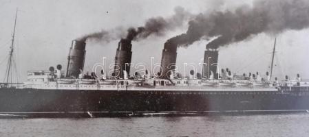 cca 1930 RMS Mauretania, fotó, feliratozva, üvegezett fa keretben, 13×25,5 cm