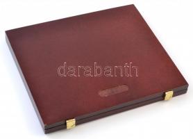 Fa éremtartó doboz, 12 férőhellyel, Uniós országok neveivel előnyomott. Használt, jó állapotban