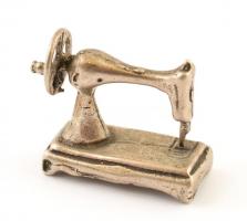 Ezüst(Ag) miniatűr varrógép, jelzett, 1,5×2 cm, nettó: 5,8 g