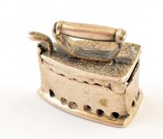 Ezüst(Ag) miniatűr vasaló, jelzés nélkül, 2,5×2 cm, nettó: 15,8 g