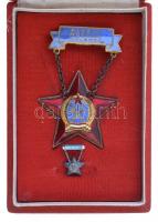 ~1950. "Kiváló műszaki dolgozó" Rákosi-címeres zománcozott fém kitüntetés dísztokban, mini...