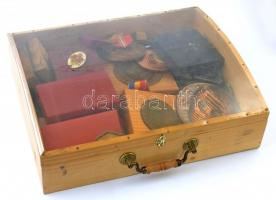 Nagy, átnézetlen numizmatikai hagyaték tétel, plakettek, emlékérmek, jelvények, fa dobozban T:vegyes