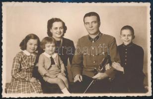 cca 1942 M. kir. honvédség századosa családjával, karddal, fotó Brunhuber budapesti műterméből, 8×13 cm