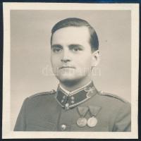 1942 Tornyos Ödön, a m. kir. honvédség repülős főhadnagya kitüntetésekkel, fotó, 6×6 cm