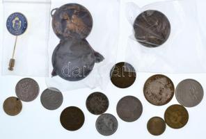 Kis doboznyi vegyes numizmatikai tétel, közte emlékérmek, egy kitűző és néhány fémpénz T:2,2-