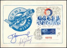 1975 Alekszej Leonov (1934- ), Valerij Kubaszov (1935-2014), a Szojuz-Apollo program szovjet résztvevőinek aláírásai emlékborítékon /  1975 Signatures of Aleksey Leonov (1934- ) and Valeriy Kubasov (1935-2014), the Soviet participants of the Apollo-Soyuz Test Project on envelope
