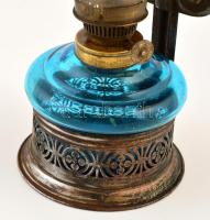 Kék petróleumlámpa, cilinderrel, fém tartóval, m: 31 cm