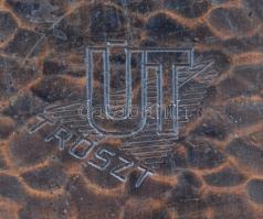 Dekoratív iparművész réz dobozka, fa belsővel, jelzett a fedél belsején ("Út Tröszt" ill. ...