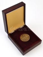 ~2000. "DOMBOVARIENSE 1715 SIGILLVM OPPIDI" egyoldalas Br emlékérem, fa dísztokban (59mm) ...