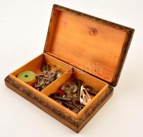 Díszesen faragott, réz rátétes fa dobozka, benne kulcsokkal, más apróságokkal, 16×10×4,5 cm