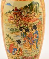 Díszes keleti váza, részben kézzel festett, apró kopásokkal, m: 30,5 cm
