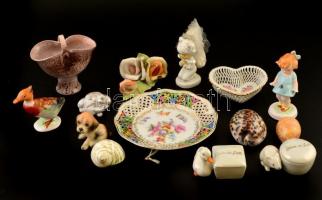 Vegyes porcelán tétel: tányér, rózsa, kis tégelyek, stb., egy részük jelzett, közte kerámia is + tengeri csigaházak; apró kopásokkal, összesen 15 db