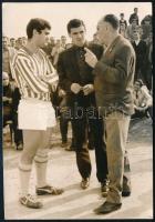 1966 Bukovi Márton futballista, edző, fotó, hátulján feliratozva, pecséttel jelzett, 10,5×7,5 cm