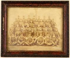 cca 1914-1918 Katonák csoportképe, köztük tüzérek is, fotó, üvegezett fa keretben, 15,5×19 cm