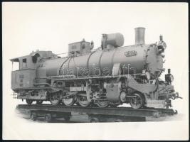 Régi mozdonyok pályaudvaron és szállítókocsin, 3 db modern előhívás, fotók felületén törésnyomok, 18...