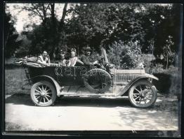 Régi idők kocsija, 3 db modern előhívás, egyik fotó sarkán törésnyom, 18×24 cm