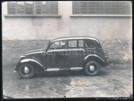 Régi idők kocsija, 3 db modern előhívás, egyik fotó sarkán törésnyom, 18×24 cm