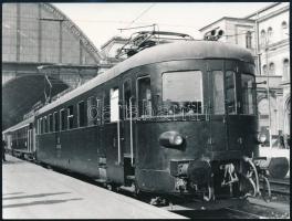 Régi gőz- és villanymozdonyok vasútállomáson és takarítás közben, 3 db modern előhívás, 12×15 és 13×...