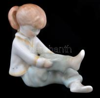 Aquincumi porcelán kislány, kézzel festett, jelzett, kis kopásnyomokkal, 11×10 cm