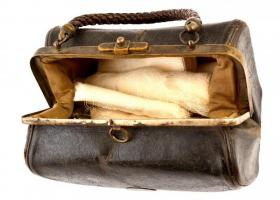 Régi mini bőr orvosi táska, benne gézzel, 13×9×18 cm